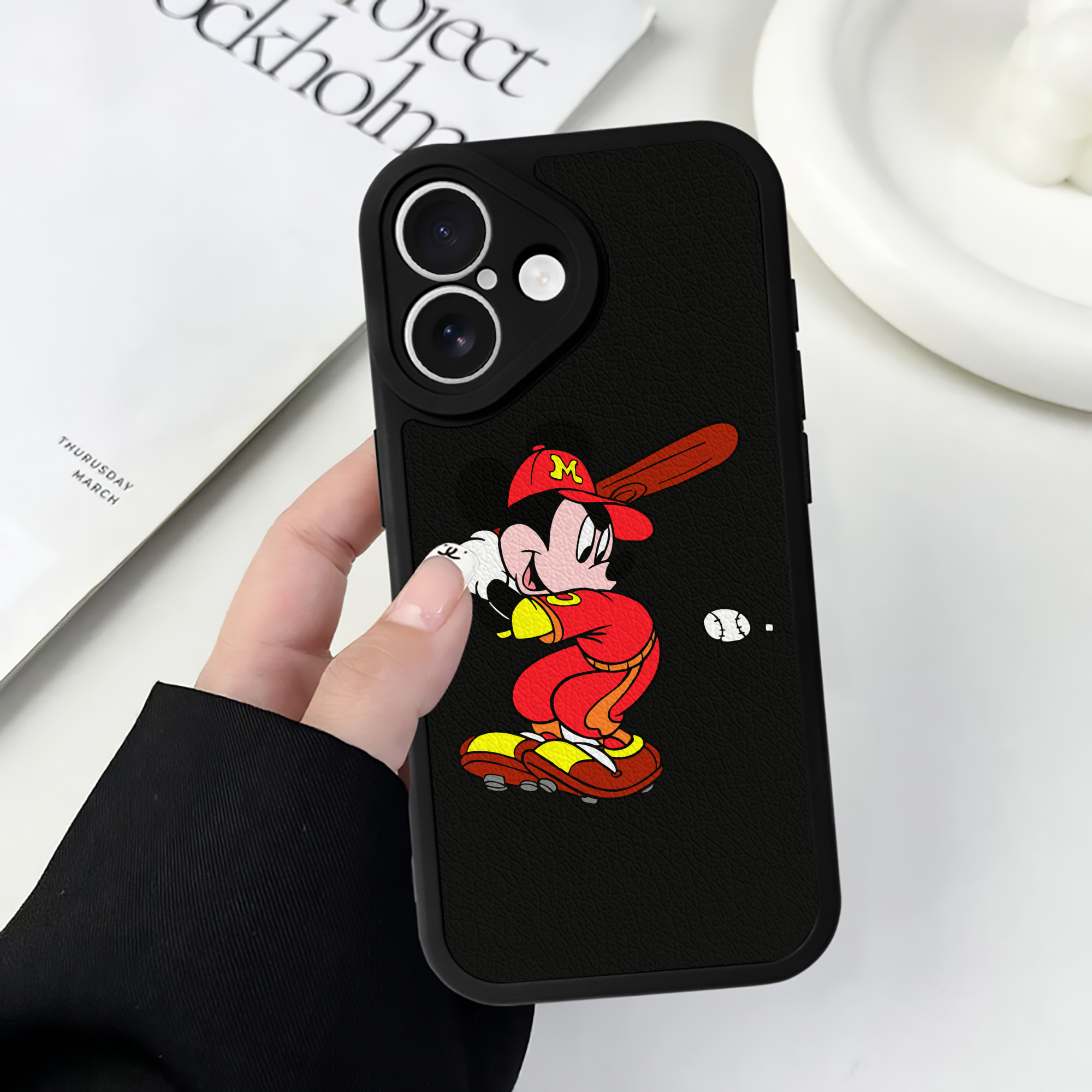 （画像用） ミッキーマウス Mickey Mouse 【iPhone 16シリーズ対応】シリコンスマホケース（レザー調） 材質：シリコン